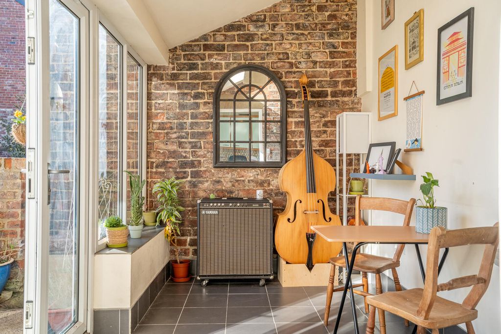 Property photo 3 of 16 Conservatory