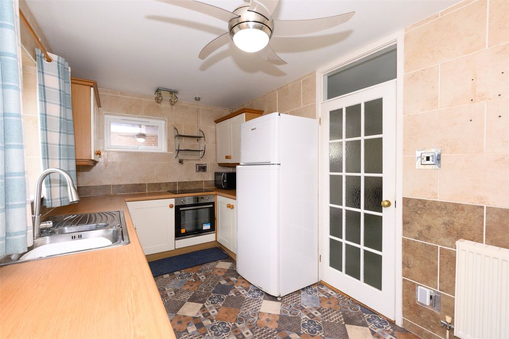 Property photo 3 of 8 Kitchen