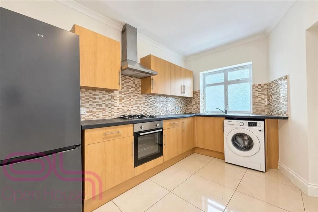 Property photo 2 of 7 Raynor Close - Kitchen 1.Jpg