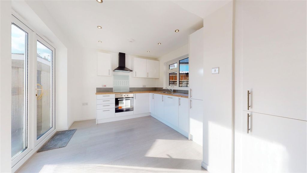 Property photo 1 of 19 Kitchen