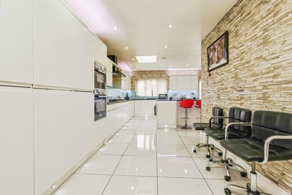 Property photo 2 of 17 Kitchen