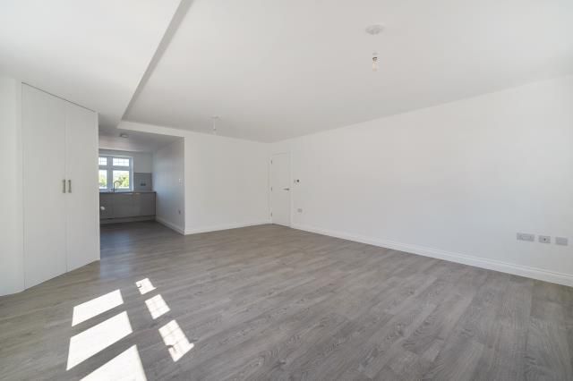 2 bed flat for saleSquirrel Lane, Winkfield, Windsor SL4 photo 5