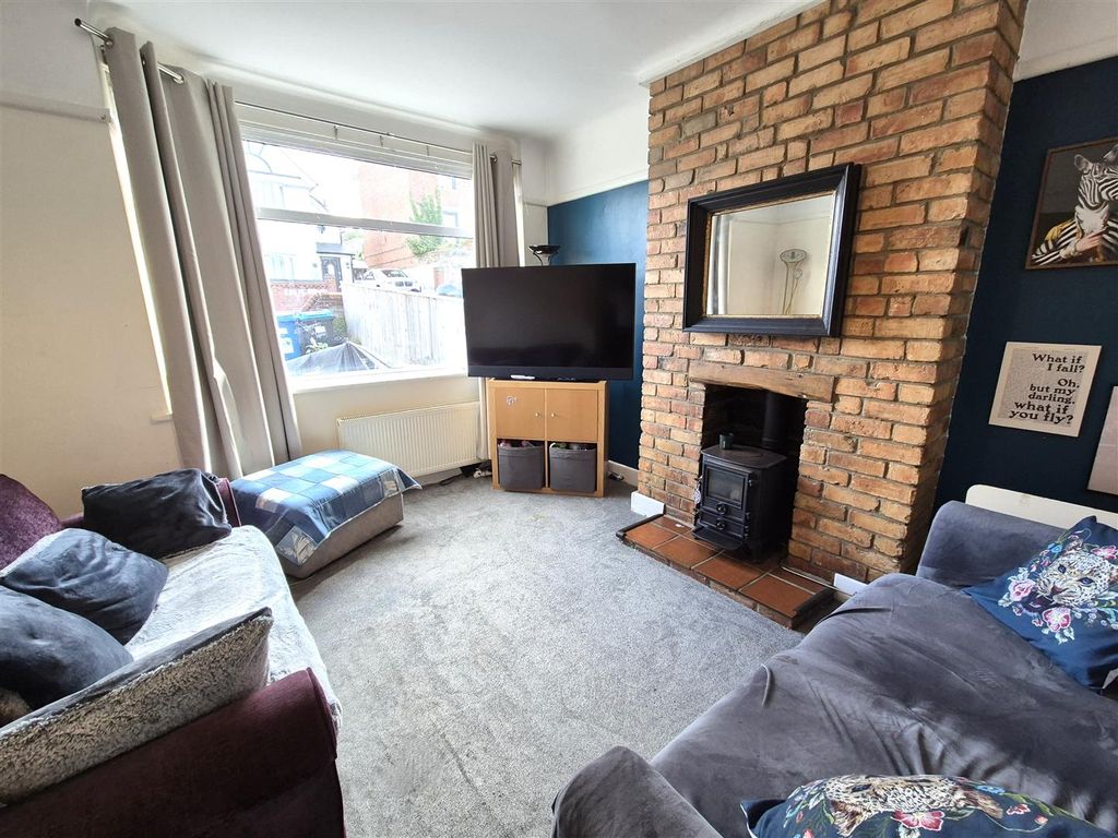 Property photo 2 of 10 Viclounge.Jpg