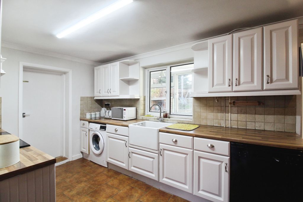 Property photo 2 of 19 Kitchen