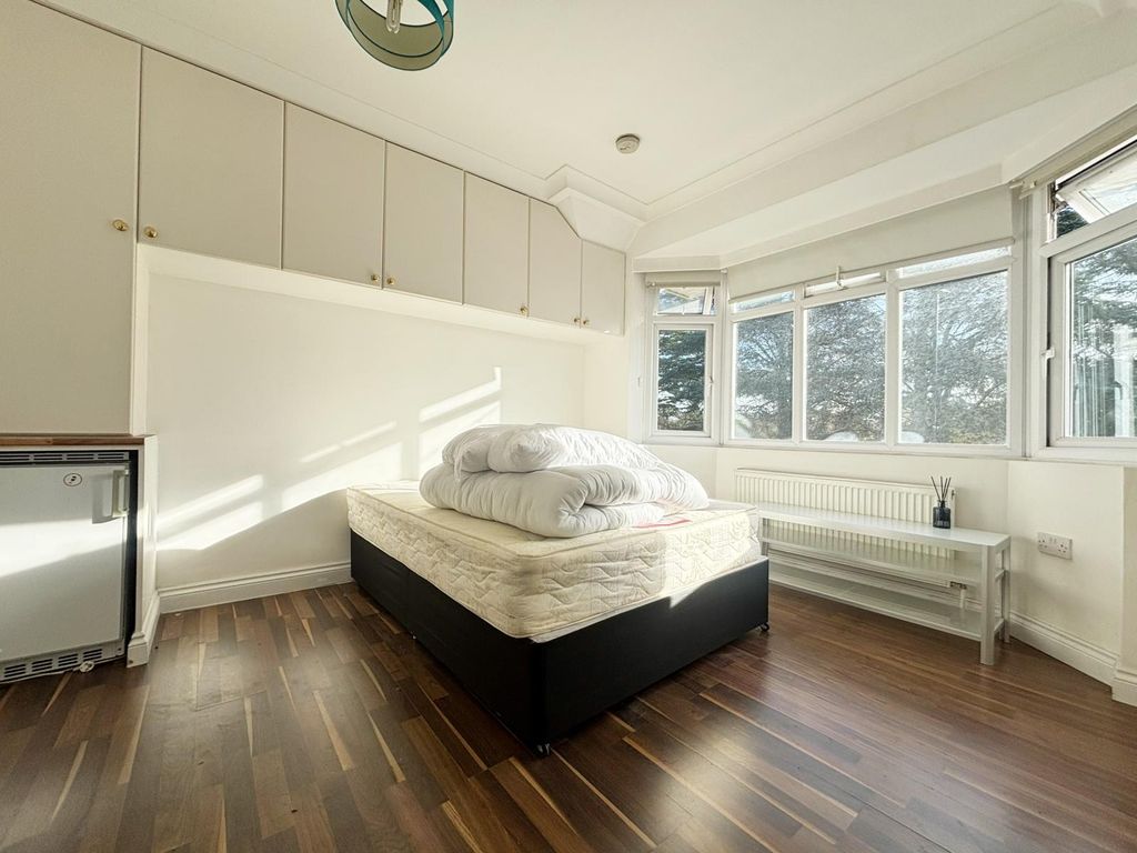 Property photo 1 of 5 Photo 4