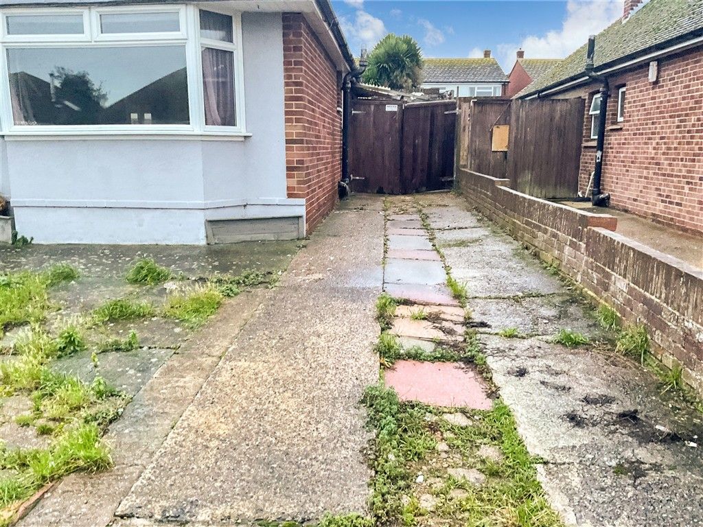 Property photo 1 of 6 Driveway