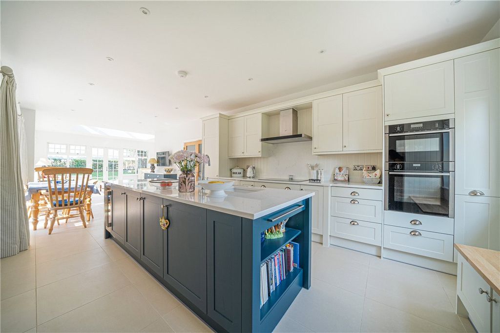 Property photo 3 of 11 Kitchen