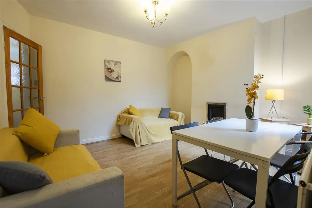 House in Birmingham, West Midlands - More