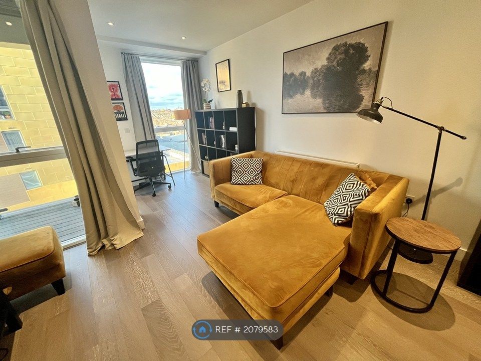 Property photo 1 of 18 Bright And Modern Living Room