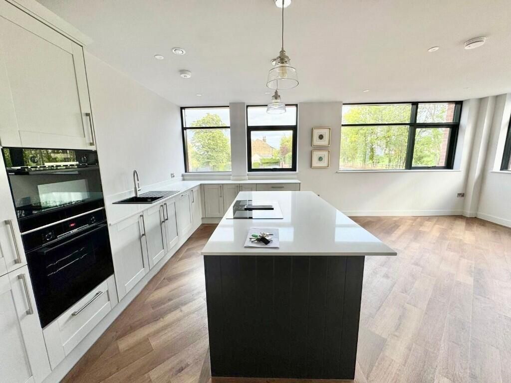 Property photo 1 of 5 5 Bed Detached House To Rent Cheam Rd, London Kt17