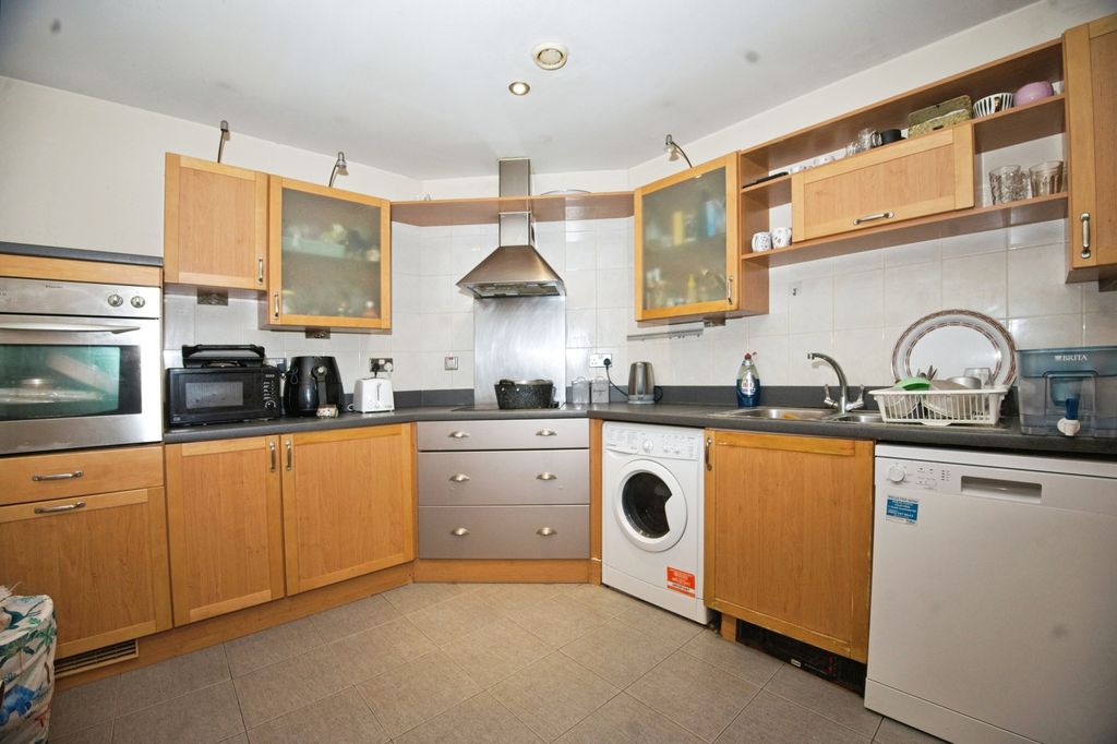 Additional image 5 of 3 bed flat for saleLynton Court, Cardiff, South Glamorgan CF10