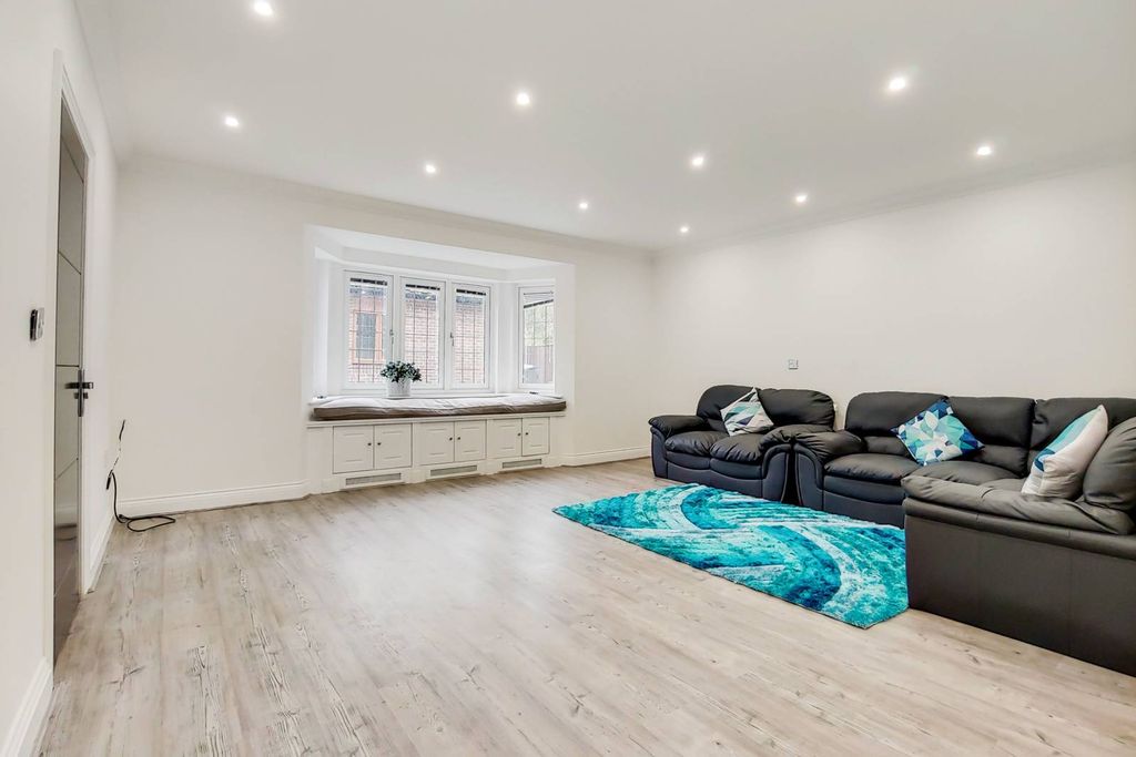 Property photo 2 of 33