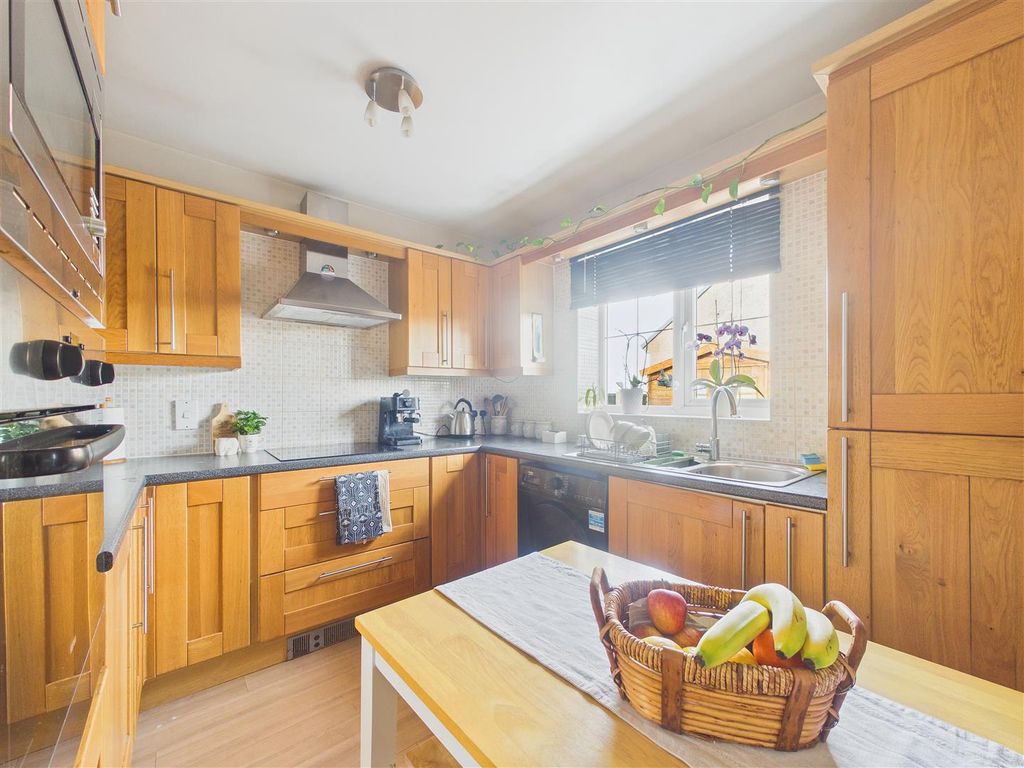 Property photo 3 of 16 Cam01407G0-Pr0102-Still012.Jpg