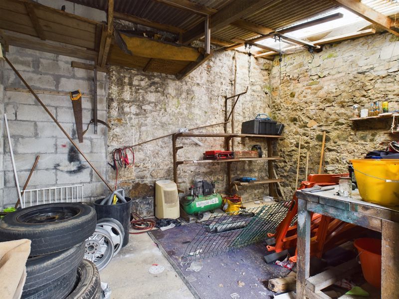 Property photo 3 of 7 Garage