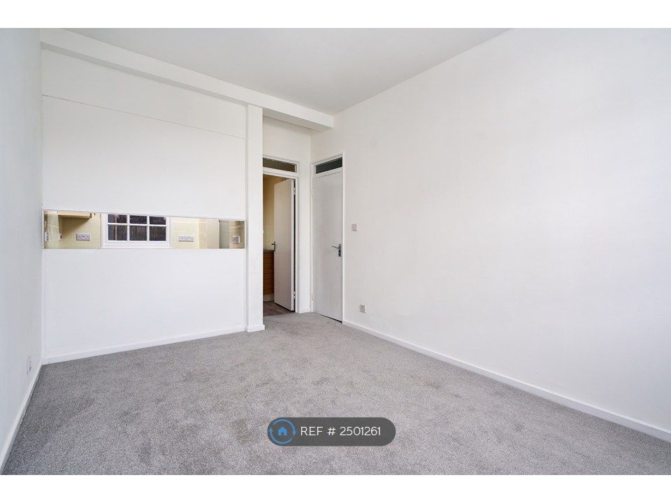Property photo 3 of 16 Lounge