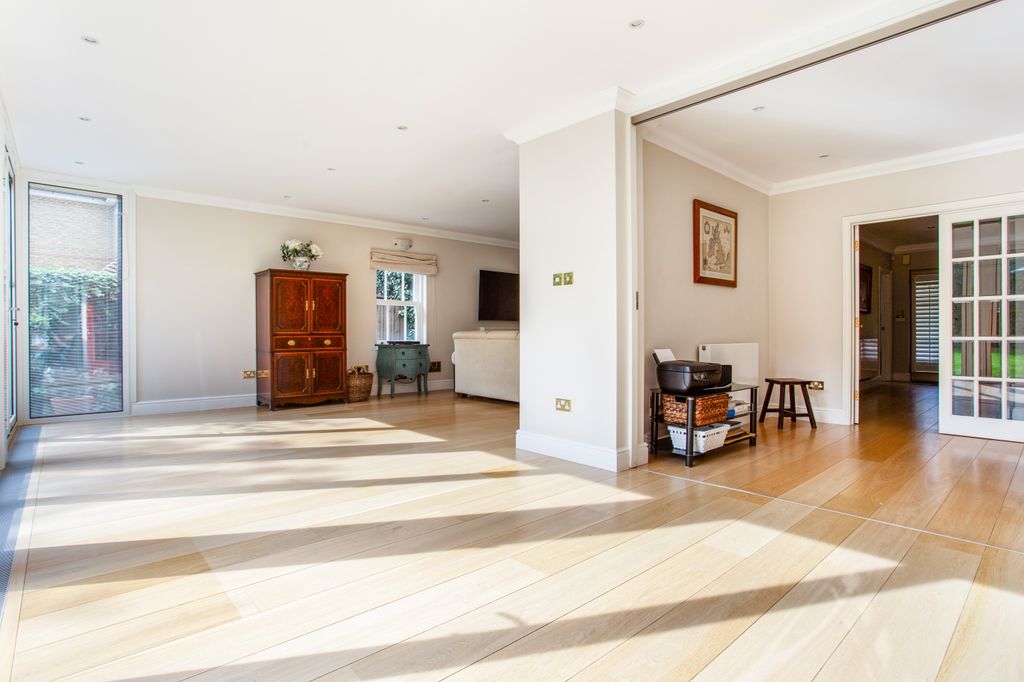 Property photo 3 of 8 1 Sandringham Park 3