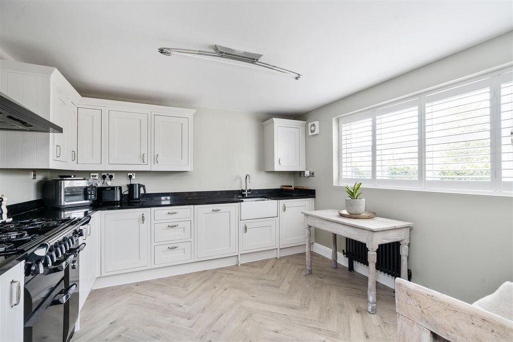 Property photo 3 of 12 2 Shelfield Close_7.Jpg