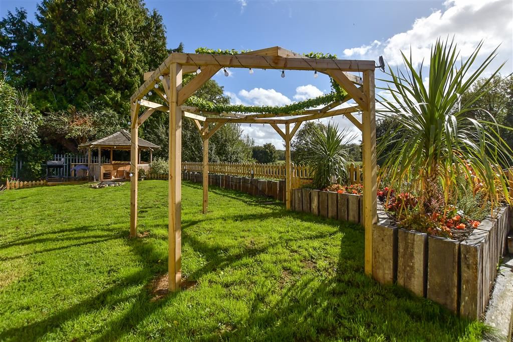 Property photo 2 of 10 Communal Gardens