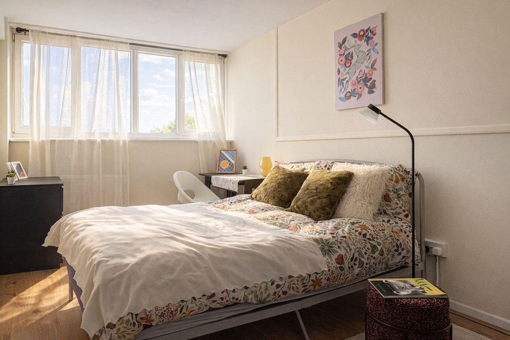 Property photo 3 of 9 Canning Town, E16, 2 Bedroom Flat For Sale By Barr