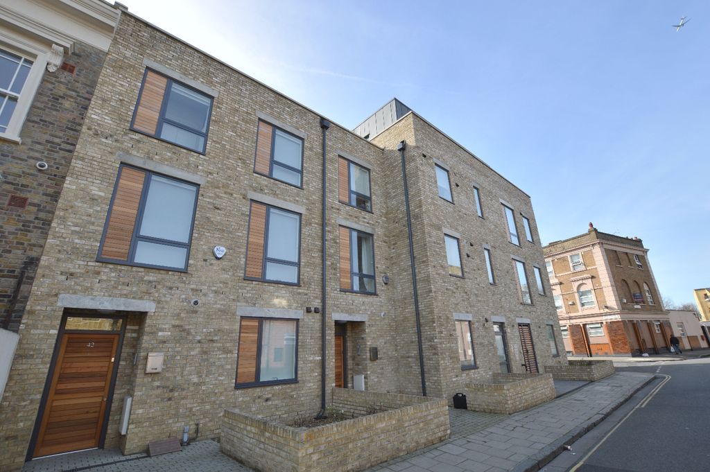 Property photo 1 of 8 External