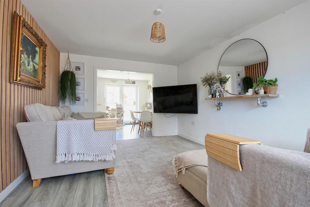 Property photo 3 of 27 Lounge