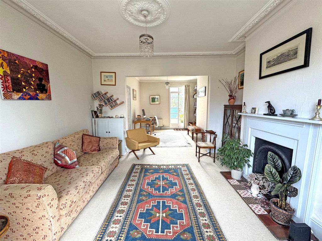 Property photo 1 of 17 119E.Jpg