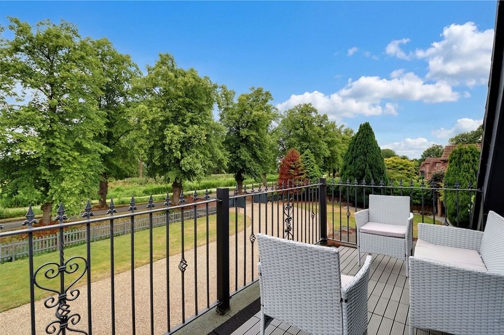 Property photo 2 of 35