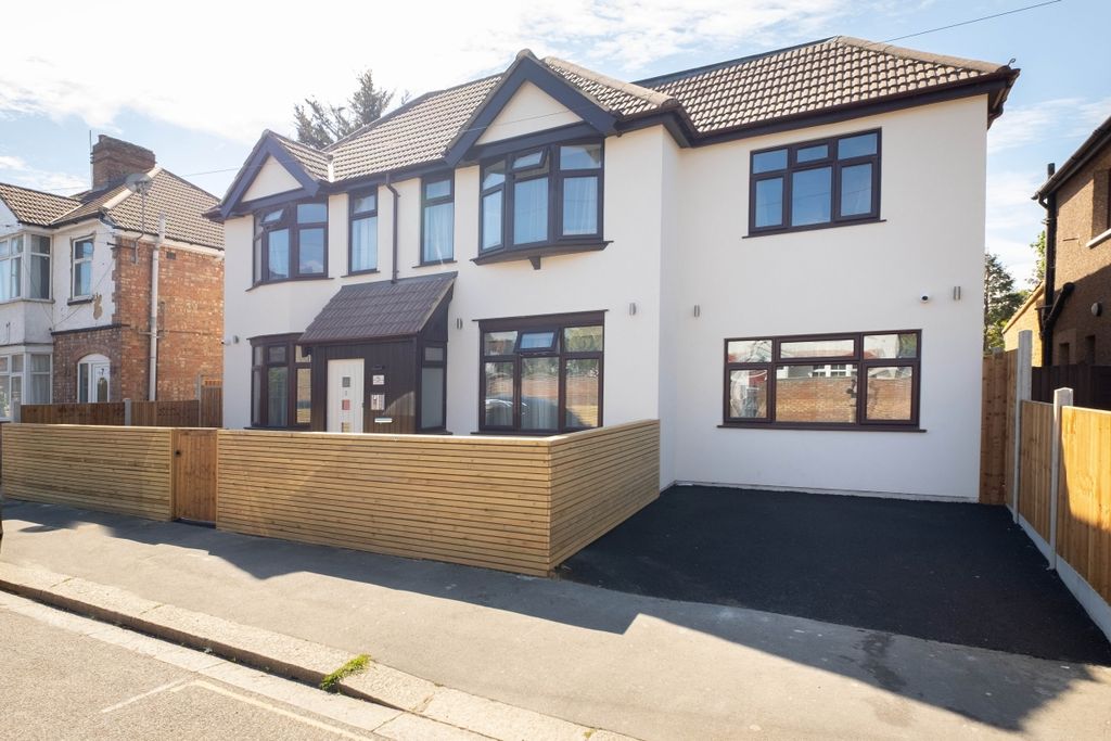 Property photo 1 of 8 5-5-Hounslow-Hous...