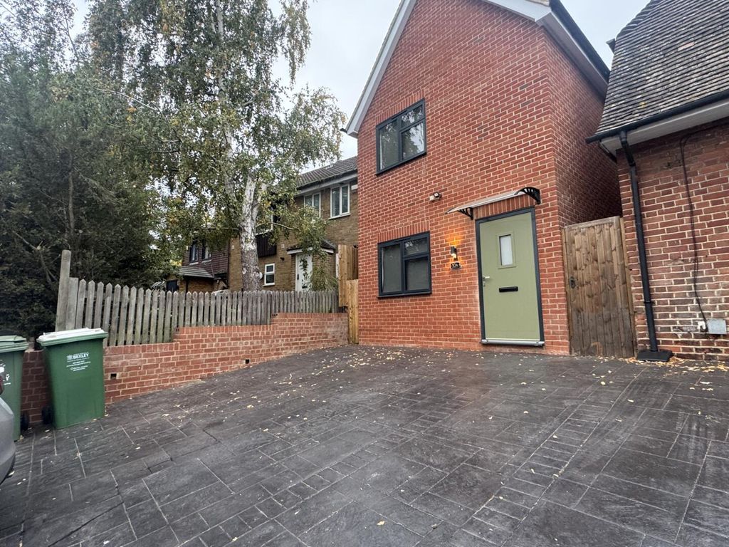 Property photo 1 of 10 Driveway