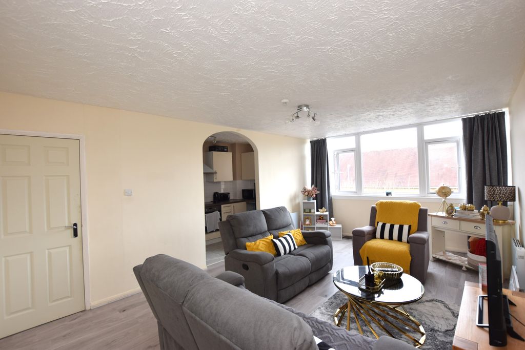 Property photo 3 of 10 Lounge 2