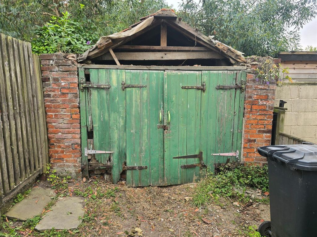 Property photo 2 of 5 Garage Outside