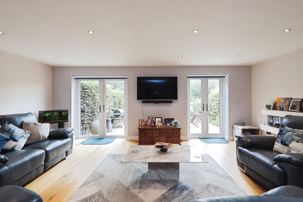 Property photo 2 of 19 Img_2703