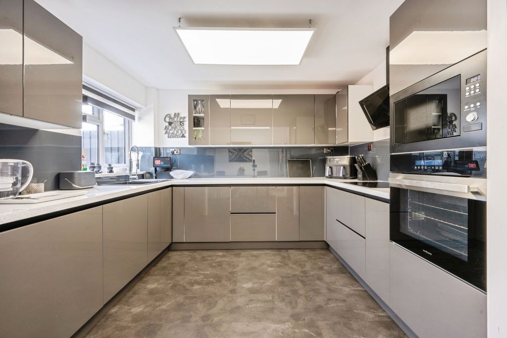 Property photo 2 of 17 Kitchen