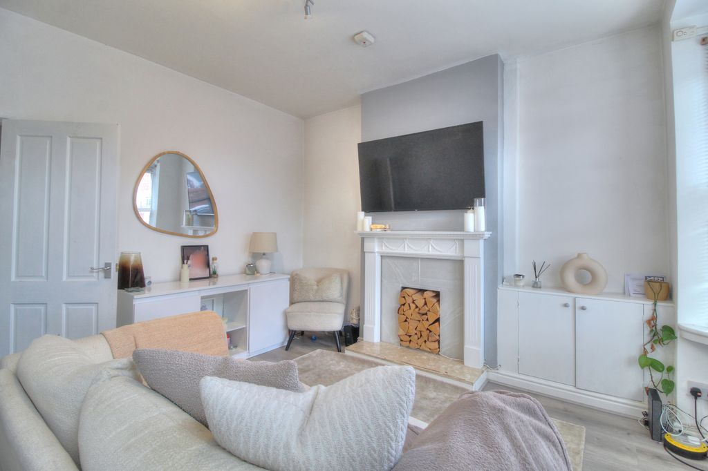 Property photo 3 of 13 Lounge