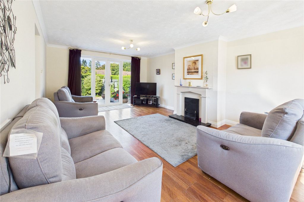 Property photo 2 of 21 Livnig Room