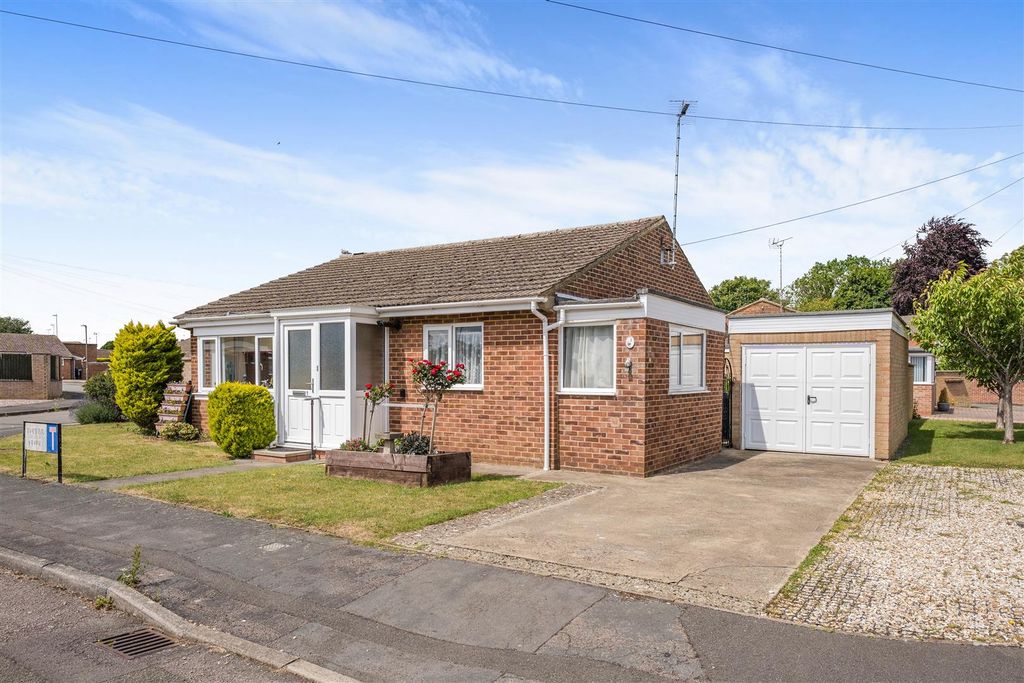 Property photo 1 of 16 1 Poplar Close, Banbury-2.Jpg