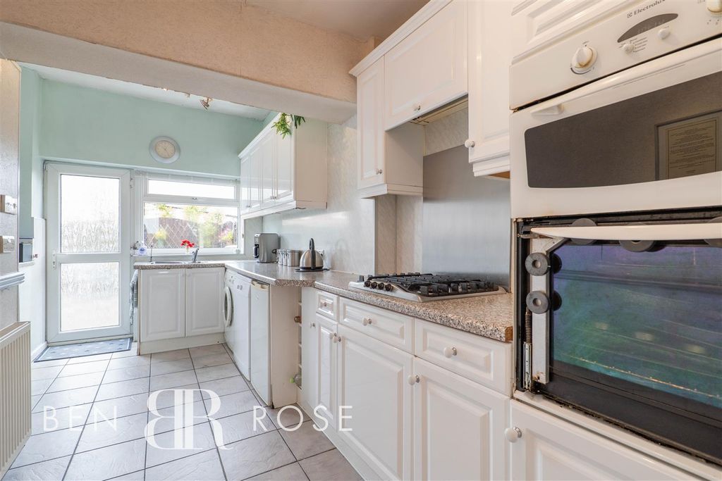 Property photo 3 of 32 Kitchen