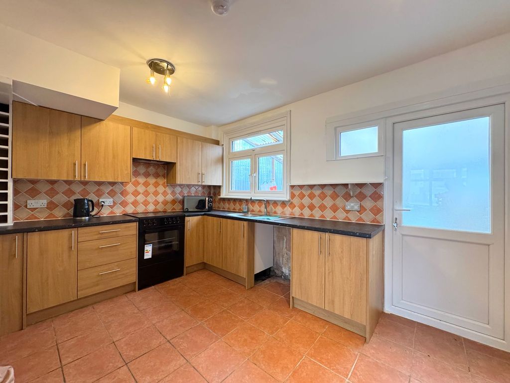 Property photo 3 of 14 Kitchen