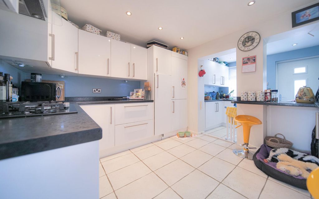 Property photo 3 of 16 Kitchen