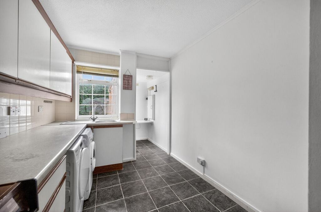 Property photo 3 of 14 1437358-28-69c6A5...