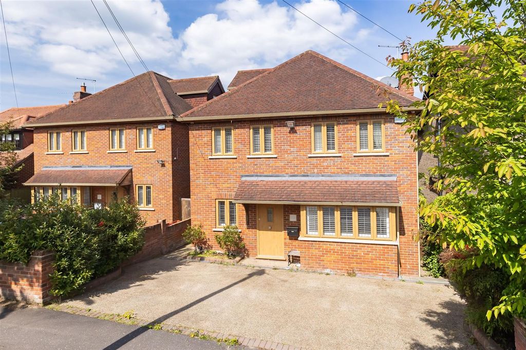 Property photo 1 of 22 30B Blackacre Road Theydon Bois, Essex, CM16 7Lu (