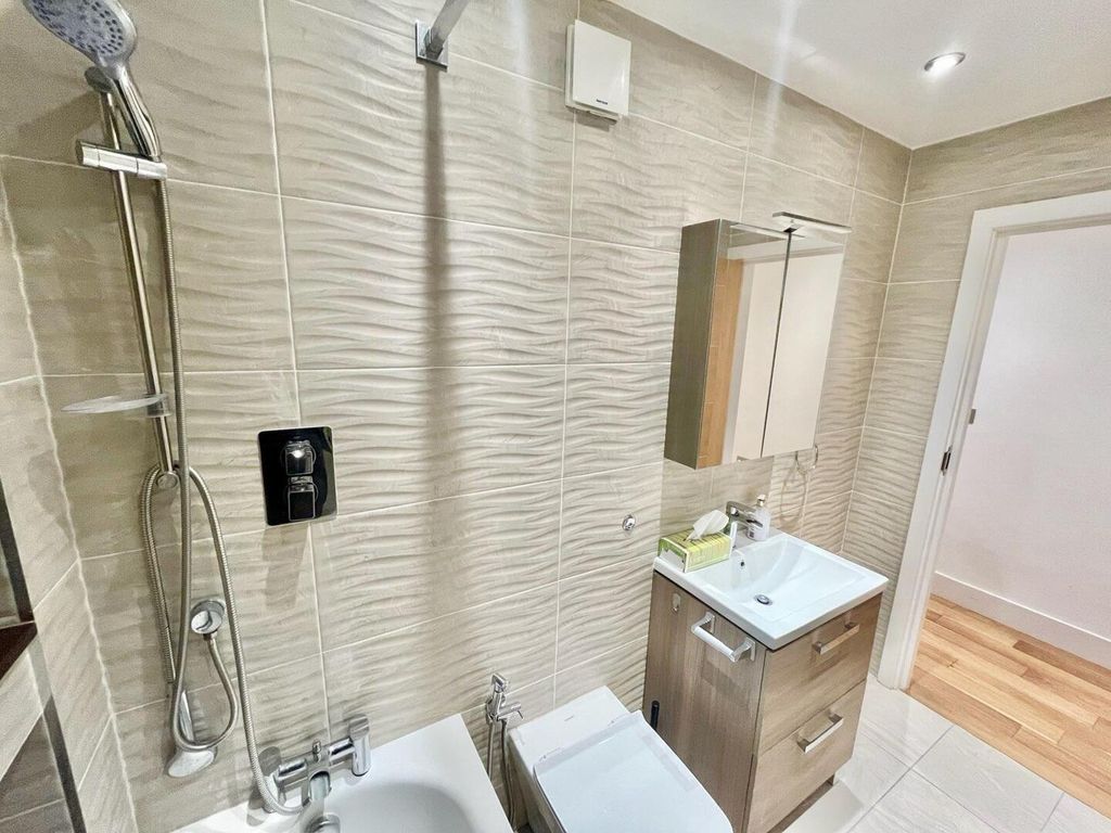 Property photo 2 of 8 Bathroom