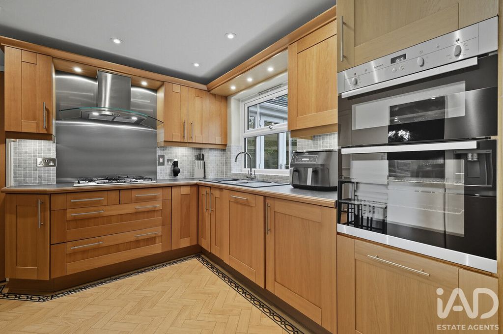 Property photo 2 of 20