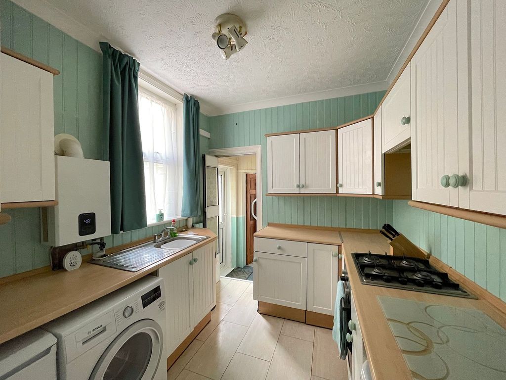 Property photo 3 of 19 Kitchen (1)