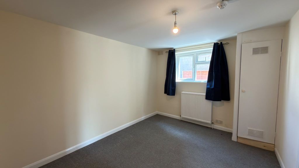 Property photo 3 of 12 Flat B, 28 Hibernia Road, Hounslow, Middlesex, Tw3 3Ry