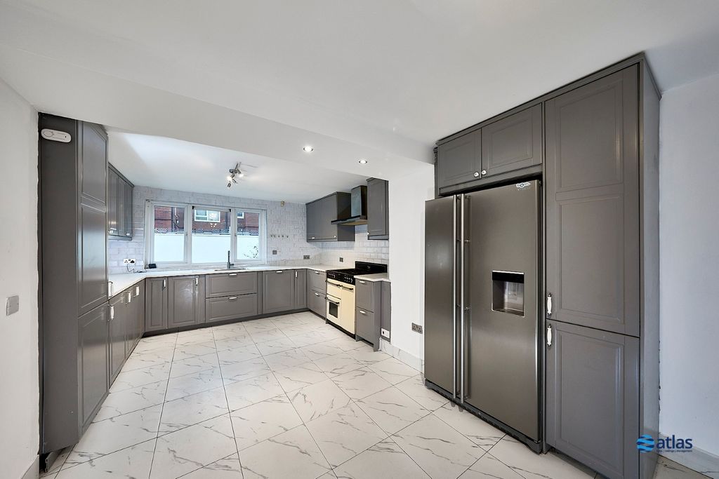 Property photo 2 of 21 Kitchen/Dining Area