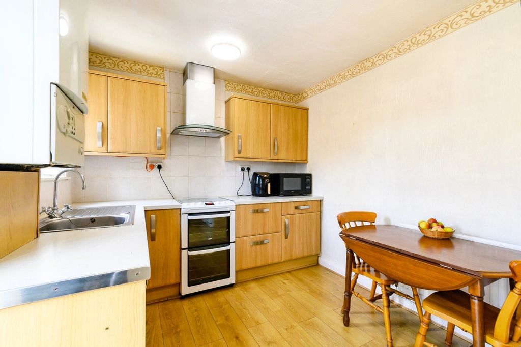 Property photo 3 of 8 Kitchen