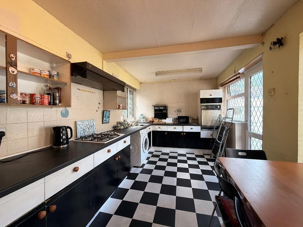 Property photo 3 of 17 Kitchen