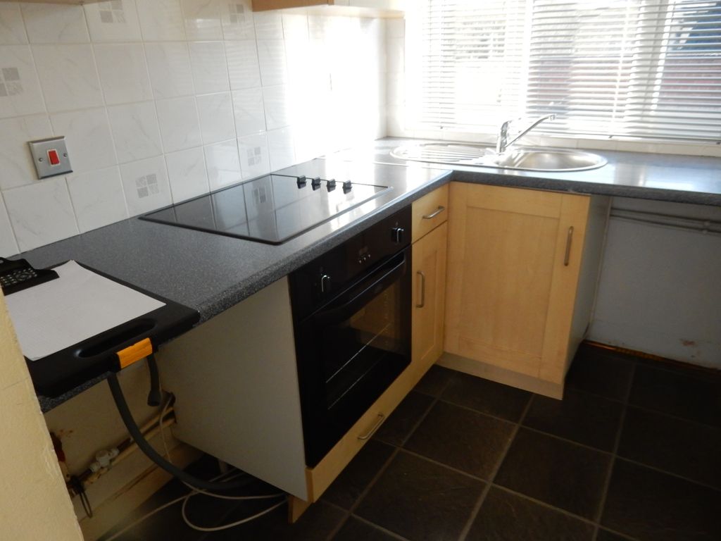 Property photo 3 of 10 Kitchen