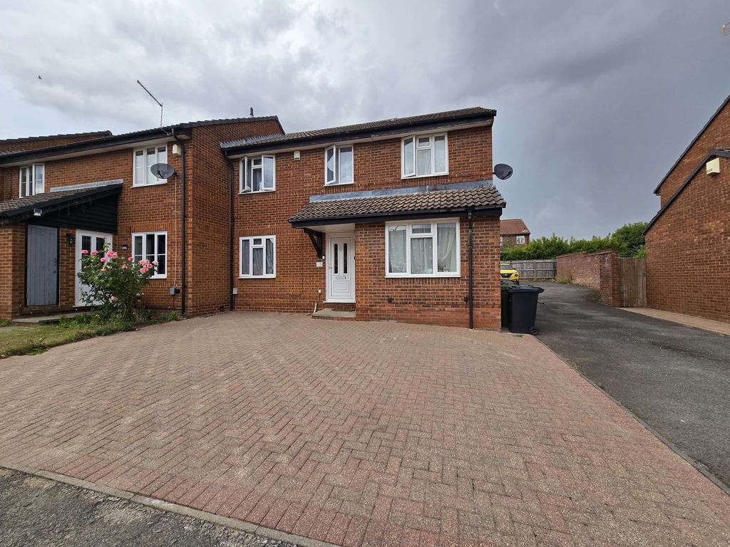 Property photo 1 of 14 Large Family 4 Bedroom  For Rent